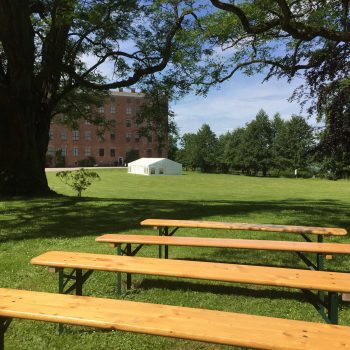 13. Svaneholm Slott: Bänkar att hyra för sin publik.