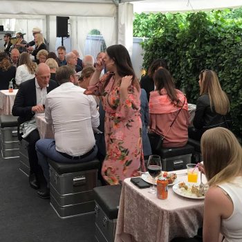 21. Privat: Fest med hyrda bord, sittkuben QuickSeater, etc.