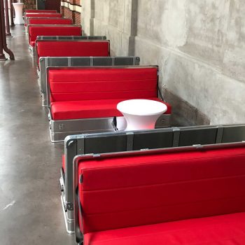 27. Slagthuset: Soffan Quickseater samt soffbord med stretchöverdrag att hyra.
