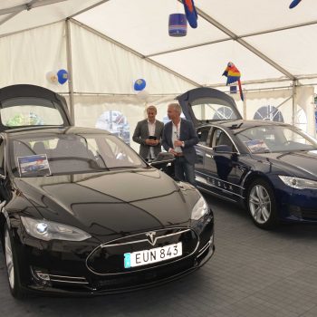 27. Tesla: Tält hyrda för bilpresentationer.
