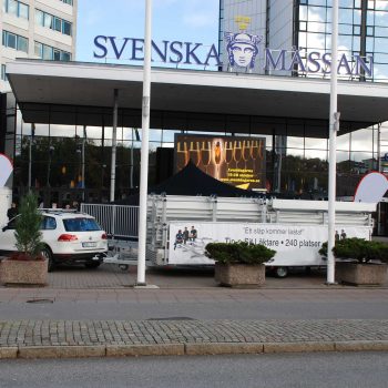 39. Svenska Mässan: Läktare Tip-n-Sit på väg till mässevent.