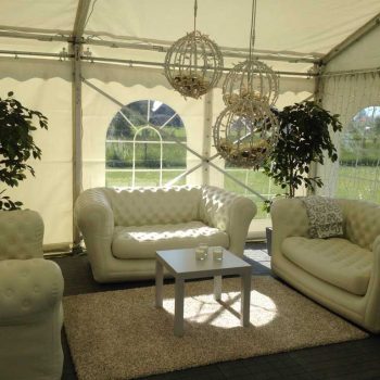 41. Privat: Loungeavdelning i tält med soffor, soffbord uthyres.