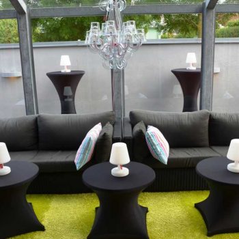42. Privat: Loungeavdelning skapad genom att hyra soffor, soffbord med stretch-överdrag, ståbord samt lampor.