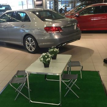 45. Mercedes: Bord och stolar uthyrda för billansering.