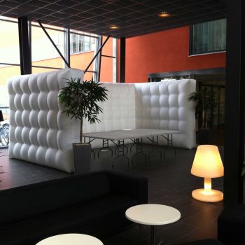 46. Sony Mobile Communications: Mässvägg, bord, lampor och loungemöbler att hyra.