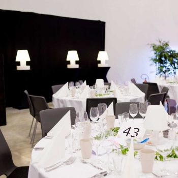 8. Nyströms Gastronomi: Festmiddag där vi hyrde ut runda bord, dukar, glas, porslin, lampor och inredning.