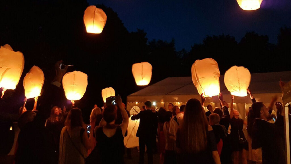 Ljus mot himlen på bröllopsfest utanför hyrt tält