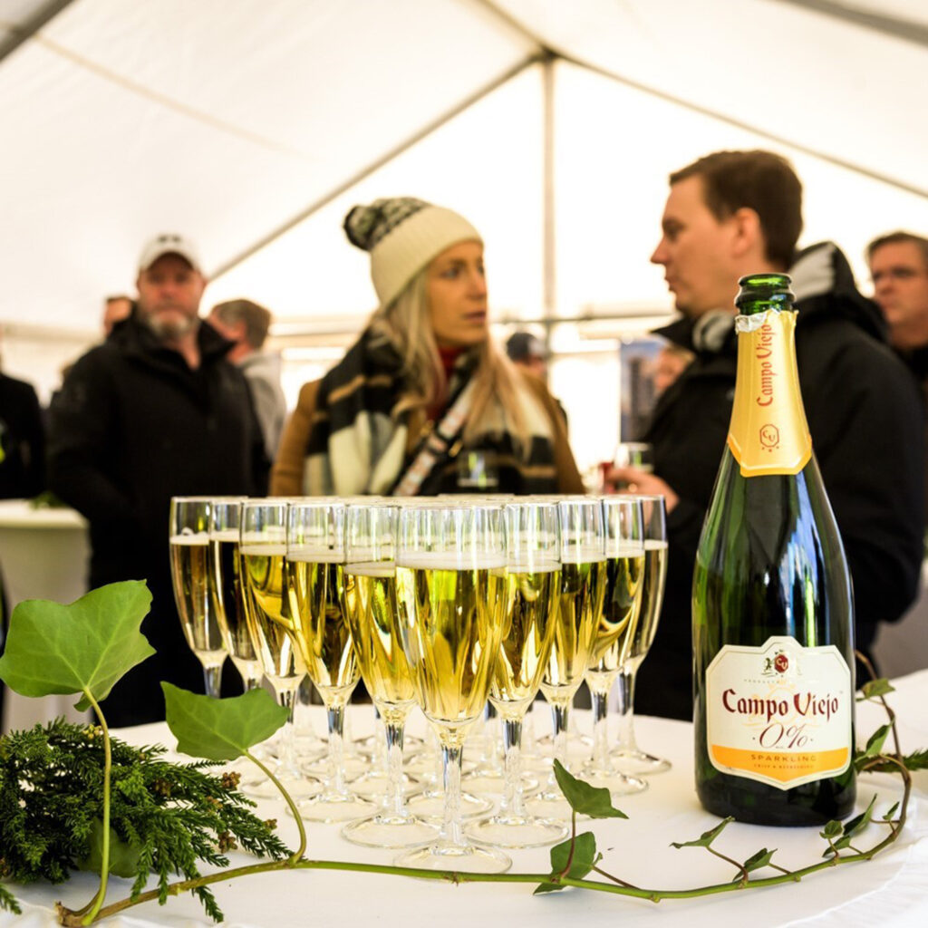Fest i hyrt tält.