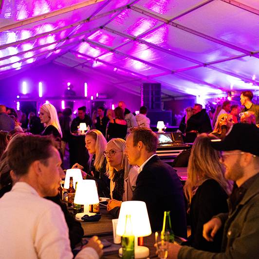 Företagsfest i tält hyrt från Evivent.