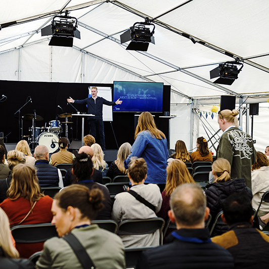 Konferens i tält med podie, ljud, ljus och stolar. Foto: www.jesperberg.se